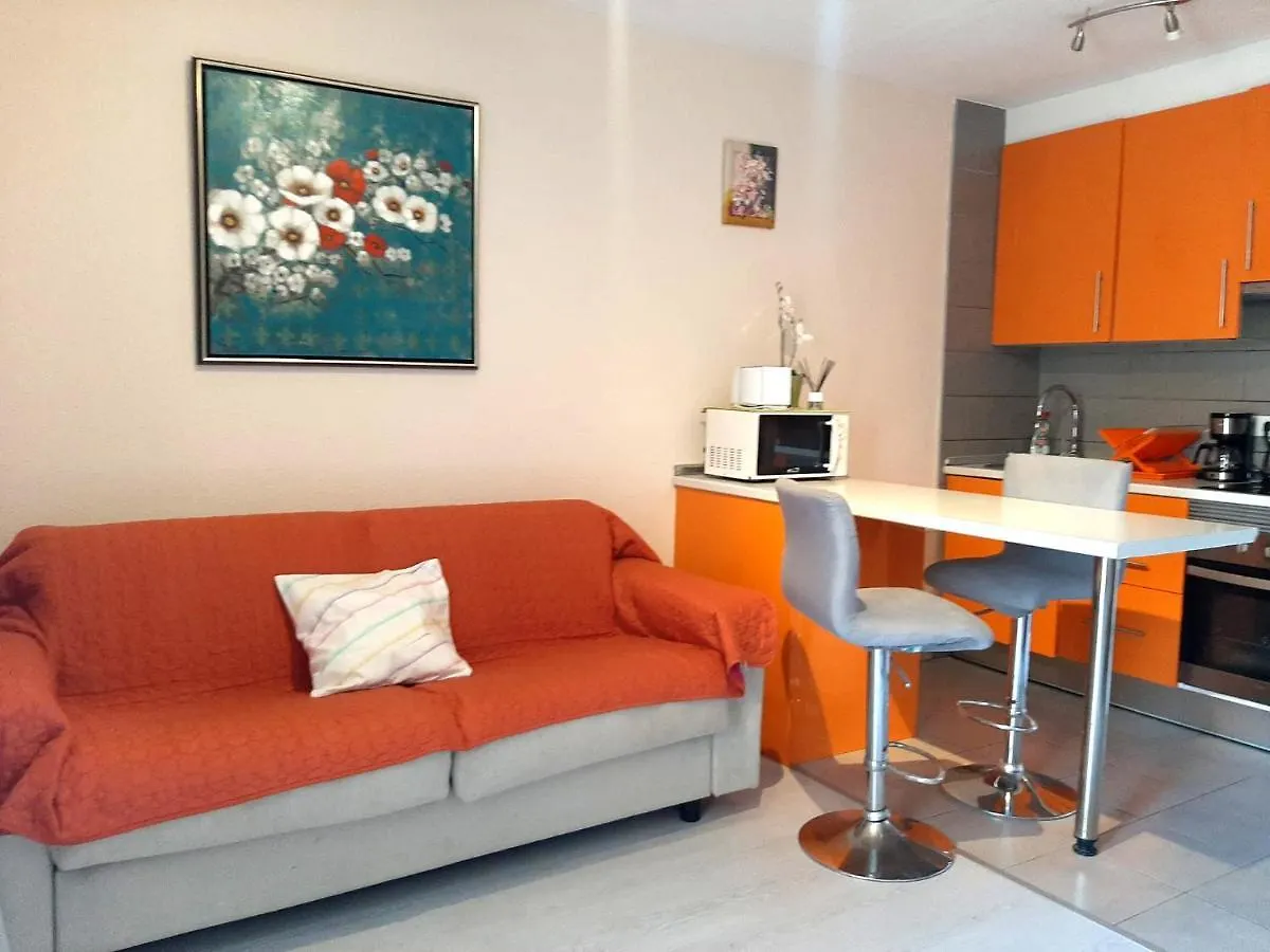 Comfortable Apartment Next To The Pools contacts